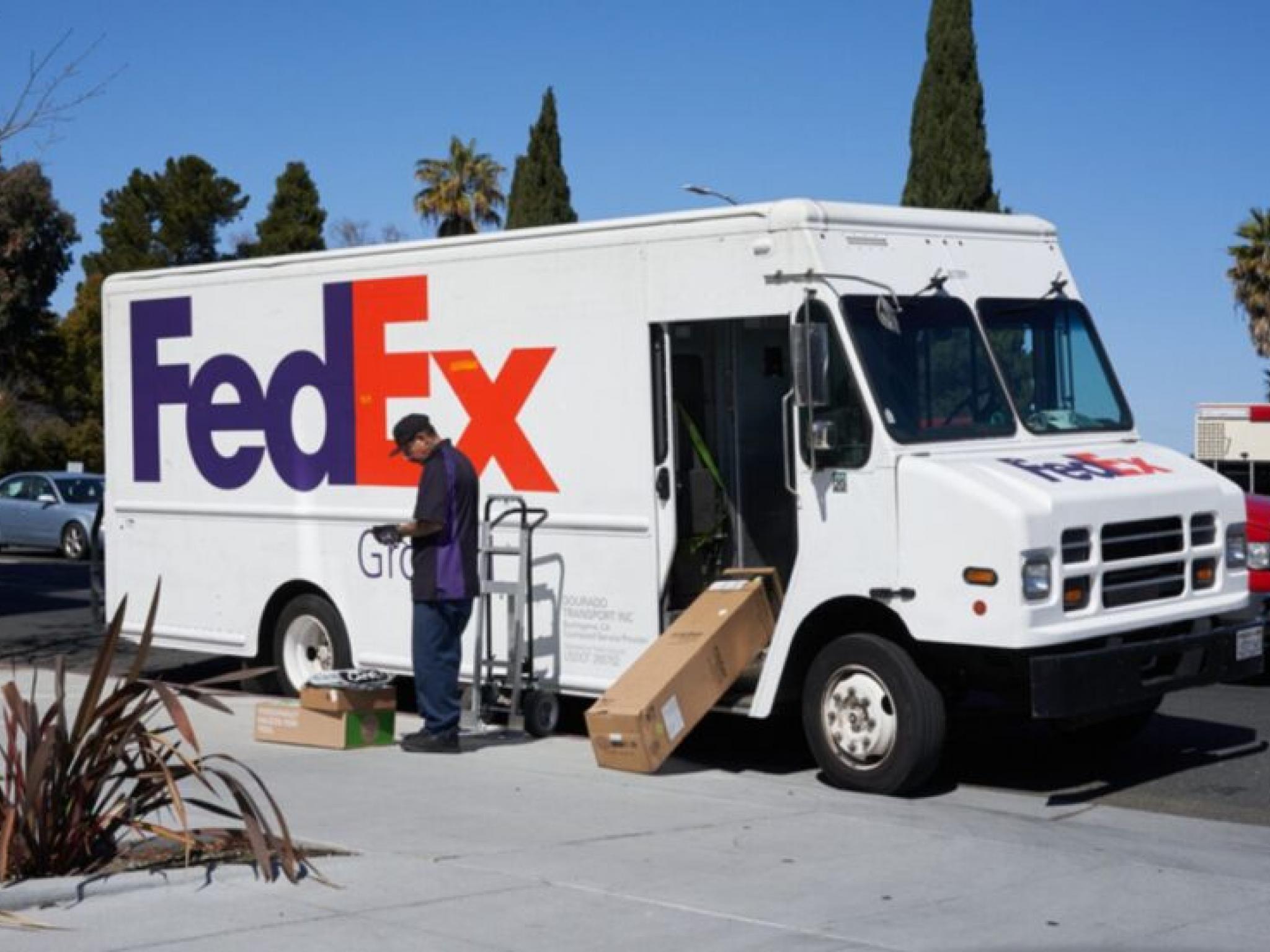 How To Earn $500 A Month From FedEx Stock Ahead Of Q4 Earnings