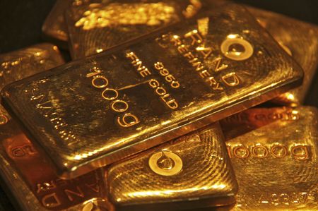 Gold drops over 2% in selloff sparked by strong dollar